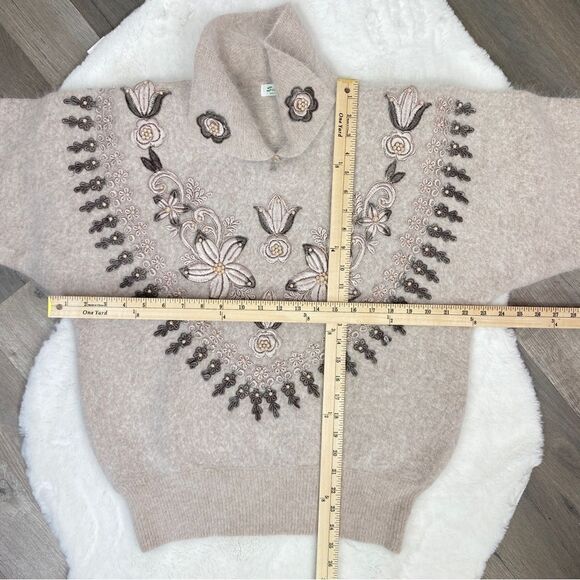Vintage Su Lim Floral Embroidered Angora Sweater Taupe Pearl Embellished PM - Picture 13 of 13